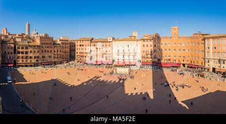 Siena, Toskana, Italien, Europa. Panoramablick auf die Piazza del Campo Stockfoto