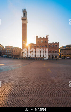 Siena, Toskana, Italien, Europa. Blick auf die Piazza del Campo mit dem historischen Palazzo Pubblico und dem Torre del Mangia. Stockfoto