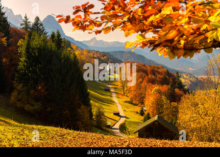 Die ikonischen Wamberg Kirche, mit dem Berg Waxenstein im Hintergrund. Wamberg, Garmisch Partenkirchen, Bayern, Deutschland Stockfoto