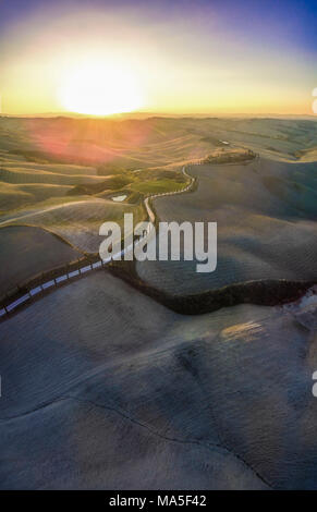 Podere Baccoleno, Asciano, Crete senesi, Toskana, Italien. Luftaufnahme der ikonischen Podere Baccoleno Stockfoto