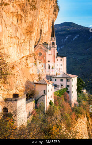 Santuario Madonna della Corona am Goldenen Stunde Europa, Italien, Veneto, Verona, Spiazzi Stockfoto