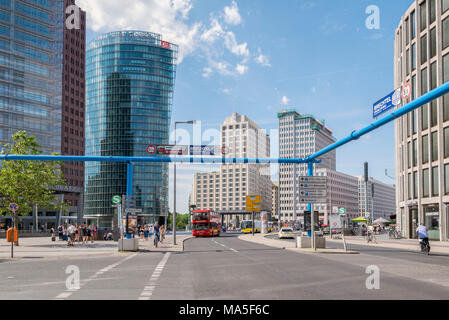 In der Mitte der Straße am Potsdamer Platz, Berlin, Deutschland, Europa Stockfoto
