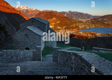 Eine Ansicht der Brianza von San Pietro al Monte Abbey, Valle dell'Oro, Civate, Lecco Provinz Brianza, Lombardei, Italien, Europa Stockfoto