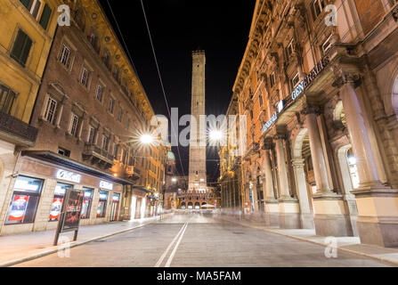 Blick auf den Torre degli Asinelli von Via Rizzoli in der Nacht. Bologna, Emilia Romagna, Italien. Stockfoto