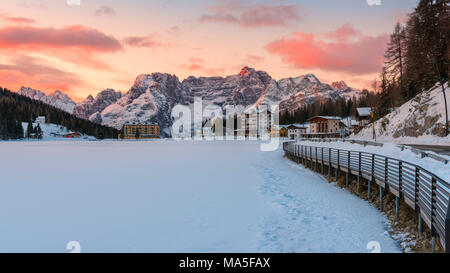 Sonnenaufgang am alpinen See Misurina Europa, Italien, Venetien, Auronzo di Cadore, Cadore, Misurina Stockfoto