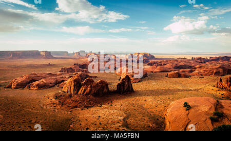 Utah - Grenze Ariziona, Panorama des Monument Valley aus einem entfernten Standpunkt, bekannt als The Hunt Mesa Stockfoto