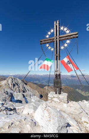 Der Gipfel des Mount Cavallino (Gr. Kinigat) auf der Grenze zwischen Italien und Österreich mit dem Kreuz von Europa und den Flaggen der beiden Nachbarstaaten, Lienz, Karnischen Alpen, Europa Stockfoto