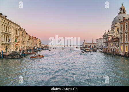 Canal Grande mit der Heiligen Maria von Gesundheit Basilika in Venedig, Venetien, Italien Stockfoto