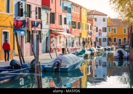 Eine lebendige Straße von Burano, die bunten Häuser des Kanals und Leute übersehen, Insel Burano, Venedig, Venetien, Italien Stockfoto