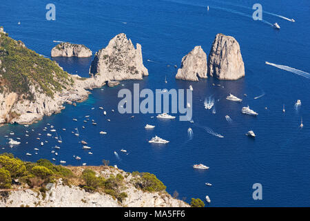 Capri Faraglioni aus Solaro Berg, Anacapri, Capri, Provinz Neapel, Kampanien, Italien Stockfoto