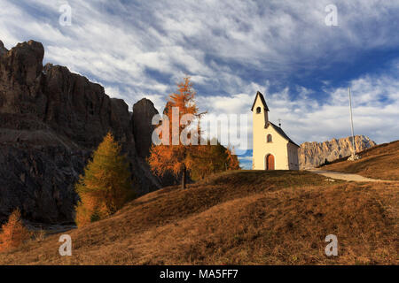 Cappella di San Maurizio am Grödner Joch/Grödner Joch im Herbst, Wolkenstein, Corvara im Gadertal, Provinz Bozen, Italien, Trentino Alto-Adige Stockfoto