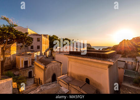 Italien, Kampanien, Provinz Neapel, Procida. Der Friedhof bei Sonnenuntergang Stockfoto