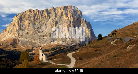 Cappella di San Maurizio am Grödner Joch/Grödner Joch im Herbst mit Langkofel/Langkiofel im Hintergrund, Wolkenstein, Corvara im Gadertal, Provinz Bozen, Italien, Trentino Alto-Adige Stockfoto