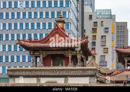 Choijin Lama Tempel und neue Gebäude im Hintergrund. Ulan Bator, Mongolei. Stockfoto