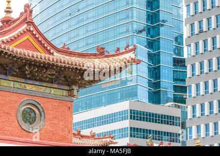 Choijin Lama Tempel und neue Gebäude im Hintergrund. Ulan Bator, Mongolei. Stockfoto