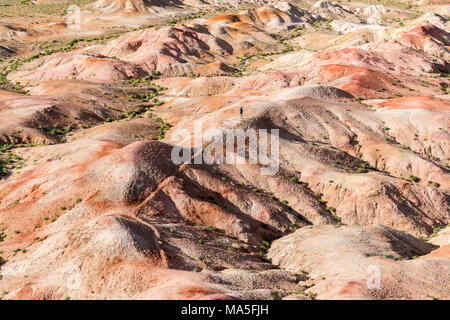 Person zu Fuß an den Weißen Stupa. Ulziit, mittleren Gobi Provinz der Mongolei. Stockfoto