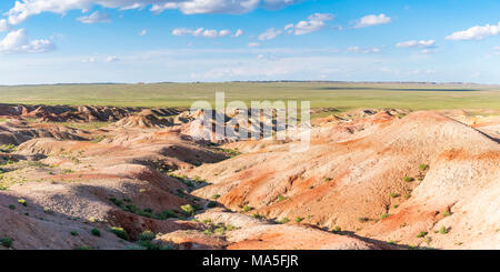 Weiße Stupa sedimentären Gesteinen. Ulziit, mittleren Gobi Provinz der Mongolei. Stockfoto