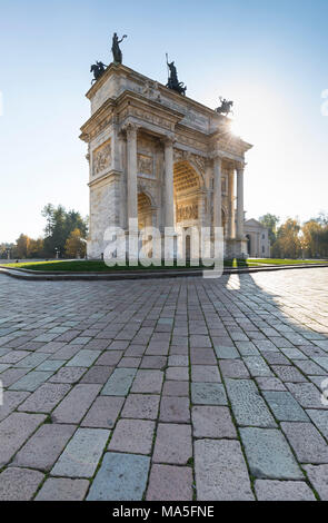 Ein Blick auf den Arco della Pace, ein Triumphbogen in weißem Marmor, Provinz Mailand, Lombardei, Italien Stockfoto