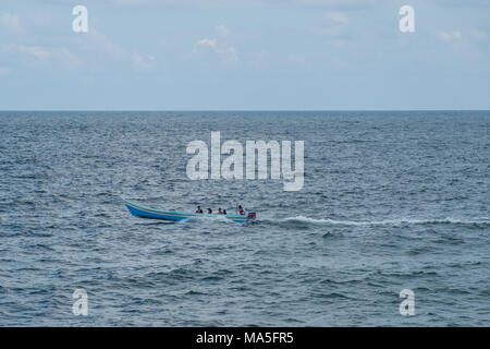 Kleine Holz- Motorboot am Ocean - Menschen auf dem Boot Stockfoto