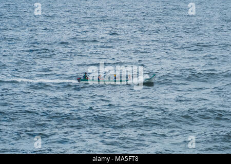 Kleine Holz- Motorboot am Ocean - Menschen auf dem Boot Stockfoto