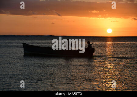 Sonnenuntergang mit kleinen Fischerboot, Mauritius (Mauritius) Stockfoto