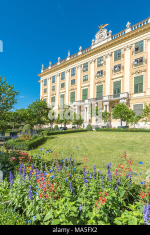 Wien, Österreich, Europa. Das Schloss Schönbrunn und der Kronprinz Garten (Kronprinzengarten) Stockfoto