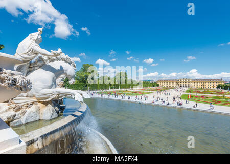 Wien, Österreich, Europa. Der Neptunbrunnen in der Gartenanlage von Schloss Schönbrunn. Stockfoto