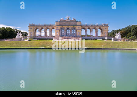 Wien, Österreich, Europa. Die Gloriette in der Gartenanlage von Schloss Schönbrunn Stockfoto