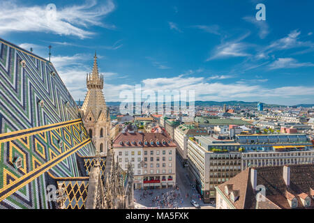 Wien, Österreich, Europa. Blick auf Wien von Norden Turm der St. Stephen's Cathedral Stockfoto