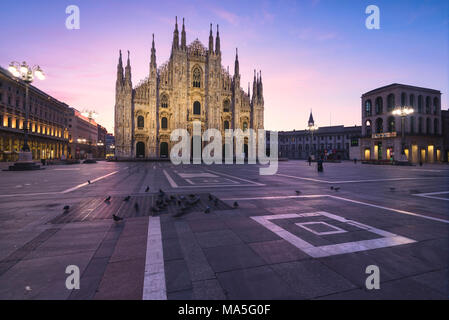 Blick auf den Platz und den gotischen Dom, das Symbol von Mailand, Lombardei, Italien, Europa. Stockfoto