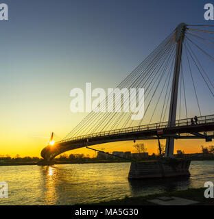 Die mimram Zwei-bank Fußgängerbrücke bei Sonnenuntergang. Diese schrägseilbrücke als modernen Kunstwerken verbindet die Banken in Deutschland und Frankreich zwischen Str Stockfoto