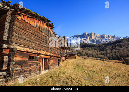 Chalet in Val Badia, im Hintergrund Sas dla Crusc Berg. Italien, Trentino-Südtirol, Südtirol Stockfoto