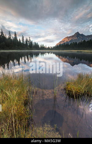 Wolken am See Entova in der Morgendämmerung, Entova Alp, malenco Tal, Provinz Sondrio, Valtellina, Lombardei, Italien Stockfoto