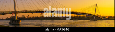 Malerischer Blick auf die mimram Fußgängerbrücke über den Rhein bei Dämmerung von der Deutschen Bank. Diese schrägseilbrücke verbindet Deutschland und Frankreich zusammen. Stockfoto