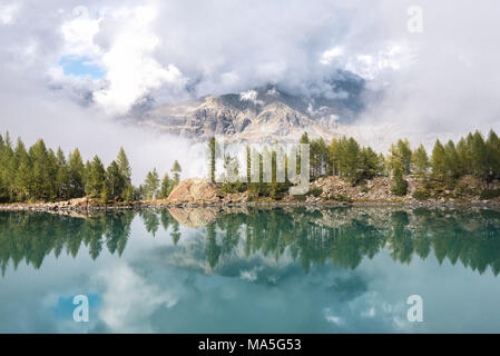 Ein Blick in die Wolken am Lago Lagazzuolo, Chiesa in Valmalenco, Provinz von Sondrio, Valtellina, Lombardei, Italien Europa Stockfoto