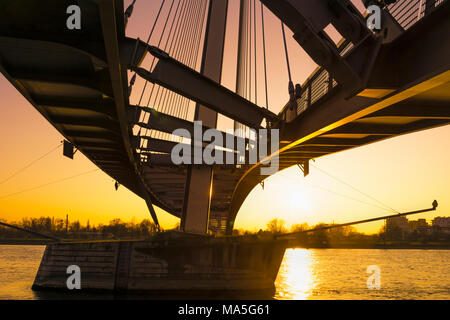 Die mimram Fußgängerbrücke über den Rhein gesehen von unten bei Sonnenuntergang. Diese schrägseilbrücke verbindet Deutschland und Frankreich, von Straßburg nach Kehl. Stockfoto