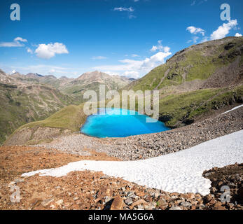 Der letzte Schnee des Jahres am Lago Vago, Livigno, Provinz von Sondrio, Valtellina, Lombardei, Italien, Europa Stockfoto