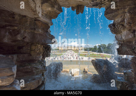 Wien, Österreich, Europa. Der Neptunbrunnen in der Gartenanlage von Schloss Schönbrunn. Stockfoto