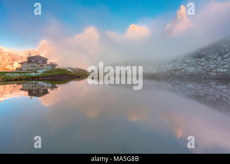 Dolomiten Alpen, Pale di San Martino auf dem Wasser mit Wolken reflektieren, Baita Segantini, Trentino Alto Adige, Italien Stockfoto