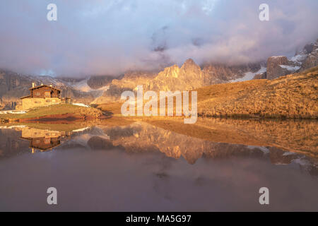Dolomiten Alpen, Pale di San Martino auf dem Wasser mit Wolken reflektieren, Baita Segantini, Trentino Alto Adige, Italien Stockfoto