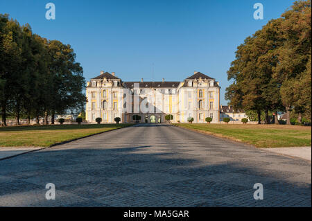 Das barocke Schloss Augustusburg ist eine der ersten bedeutenden Schöpfungen des Rokoko in Brühl in der Nähe von Bonn, Nordrhein-Westfalen - Deutschland. Stockfoto