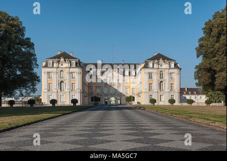 Das barocke Schloss Augustusburg ist eine der ersten bedeutenden Schöpfungen des Rokoko in Brühl in der Nähe von Bonn, Nordrhein-Westfalen - Deutschland. Stockfoto