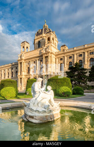 Wien, Österreich, Europa. Tritonen und Naiads Brunnen auf der Maria Theresien Platz mit dem Natural History Museum im Hintergrund Stockfoto