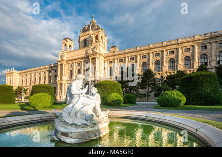 Wien, Österreich, Europa. Tritonen und Naiads Brunnen auf der Maria Theresien Platz mit dem Natural History Museum im Hintergrund Stockfoto