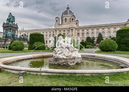 Wien, Österreich, Europa. Tritonen und Naiads Brunnen auf der Maria Theresien Platz mit dem Kunsthistorischen Museum im Hintergrund Stockfoto