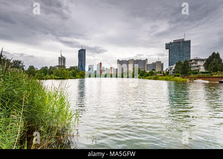 Wien, Österreich, Europa. Die Wolkenkratzer von Donau City Stockfoto