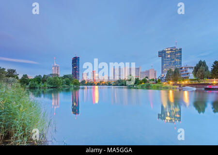 Wien, Österreich, Europa. Die Wolkenkratzer von Donau City in der Morgendämmerung Stockfoto