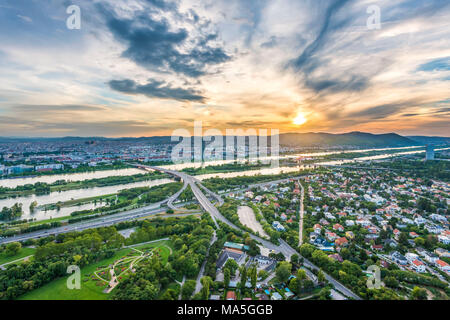 Wien, Österreich, Europa. Sonnenuntergang über Wien. Blick vom Donauturm Stockfoto