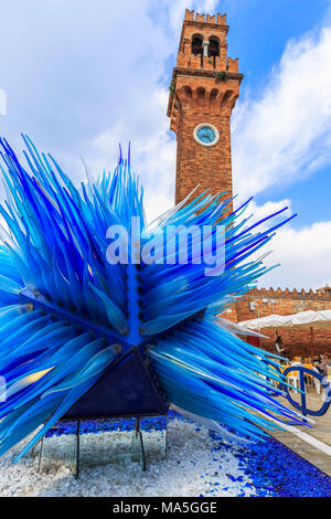 Glas Skulptur unter dem Glockenturm von Murano, Venedig, Venetien, Italien. Stockfoto