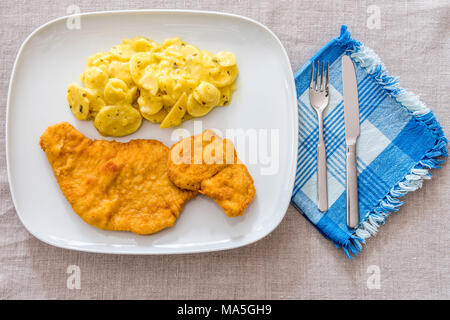 Wien, Österreich, Europa. Die traditionelle Wiener Schitzel mit Kartoffelsalat Stockfoto